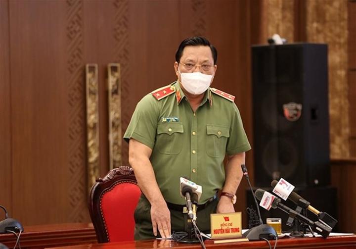 Trung tướng Nguyễn Hải Trung - Giám đốc Công an TP Hà Nội thông tin về dự kiến các đối tượng được cấp giấy đi đường. (Ảnh: KTĐT)