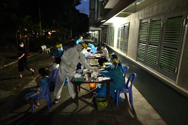 Nhân viên y tế tổ chức lấy mẫu xét nghiệm tầm soát cho người dân tại Khách sạn công đoàn Thanh Đa. 