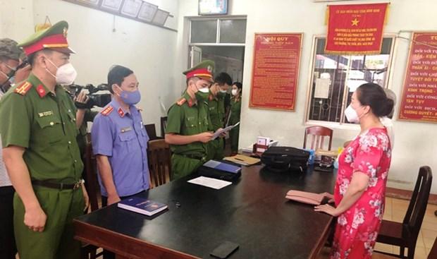 Cơ quan Công an tỉnh Phú Yên tống đạt quyết định khởi tố, lệnh bắt tạm giam đối với Ngô Thị Điều. (Nguồn: vkspy.gov.vn)