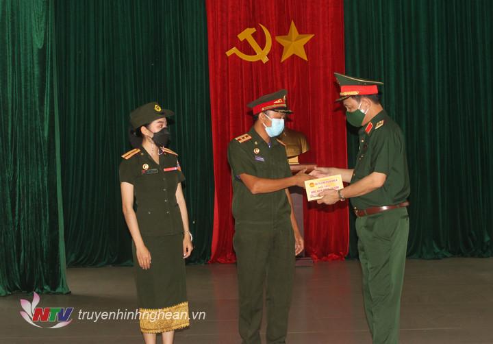 Quân khu 4 hỗ trợ cán bộ sĩ quan Quân đội Lào cách ly tại Hà Tĩnh hơn 100 triệu đồng
