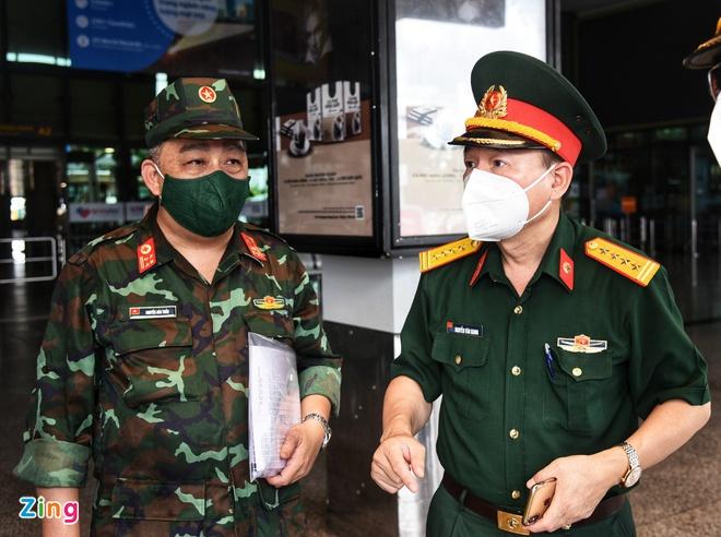 Phó cục trưởng Cục Quân y Nguyễn Vân Giang (phải) trao đổi với đại tá Nguyễn Anh Tuấn, Trưởng đoàn Học viện Quân y tại TP.HCM.