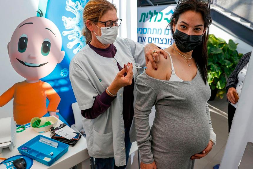 Một người Israel được tiêm vaccine Covid-19. Ảnh: AFP.