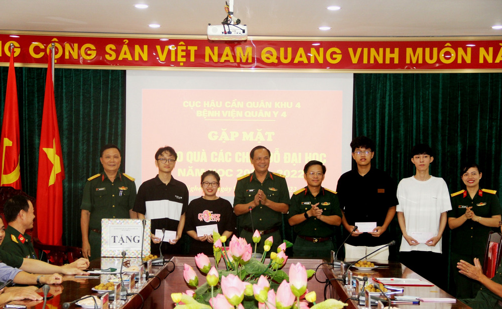  Đại tá Trần Văn Hội - Bí thư Đảng ủy - Chính ủy Bệnh viện Quân y 4 trao quà cho các cháu đỗ đại học năm 2022.