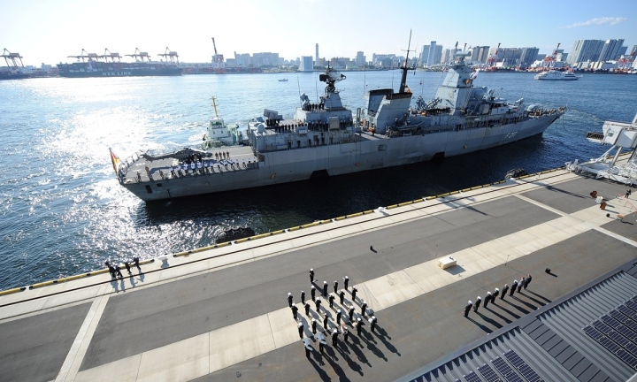 Tàu khu trục Bayern của hải quân Đức cập cảng ở Tokyo vào tháng 11 năm ngoái.