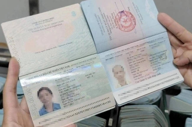 Mẫu hộ chiếu mới của Việt Nam (trái) thiếu thông tin về nơi sinh.