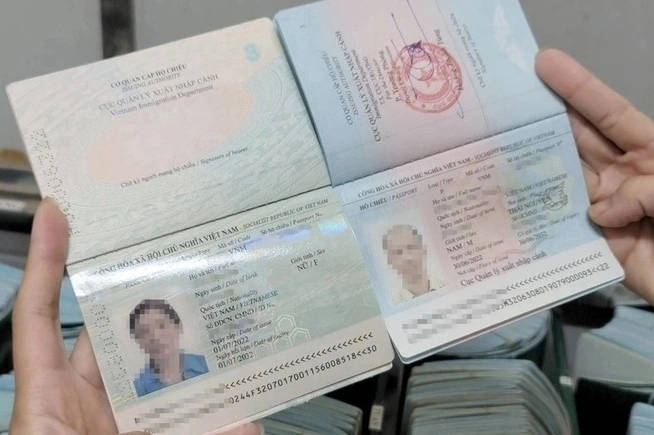 Mẫu hộ chiếu mới của Việt Nam (trái) thiếu thông tin về nơi sinh. 