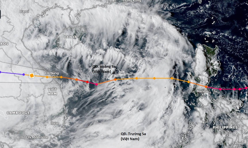 Toàn bộ diễn biến đường đi và cường độ của bão Noru kể từ khi còn ở ngoài khơi Philippines đến khi vào Biển Đông và đổ bộ trực tiếp Đà Nẵng - Quảng Nam. Ảnh: Zoom Earth.