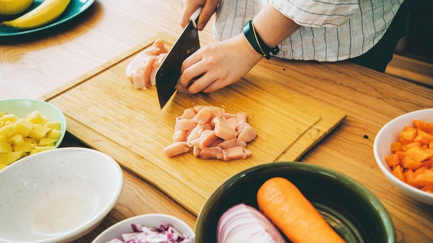 Bất cứ khi nào có thể, tốt nhất bạn nên sử dụng các loại thớt khác nhau để cắt các sản phẩm và thịt để ngăn ngừa lây nhiễm chéo. Ảnh: Kilito Chan / Getty