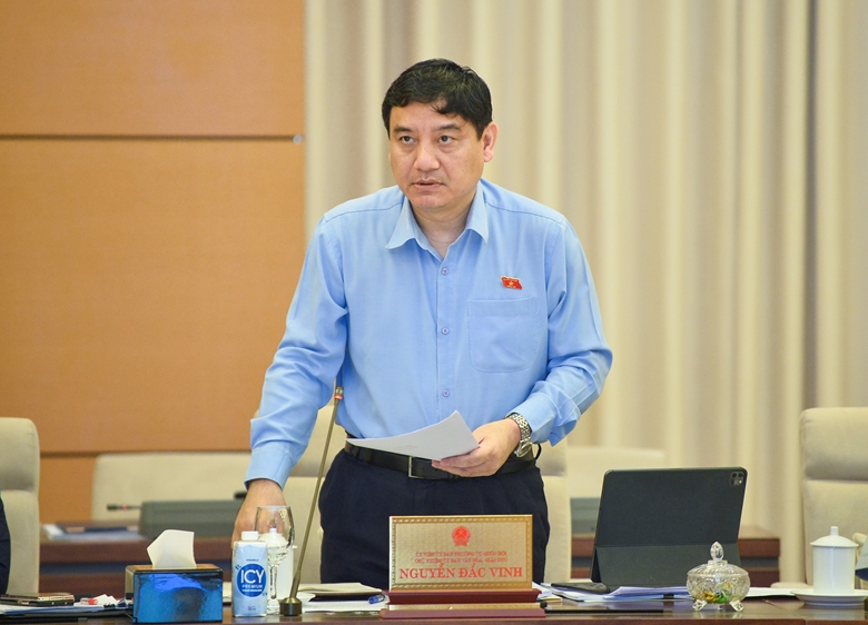  Chủ nhiệm Ủy ban Văn hóa, Giáo dục Nguyễn Đắc Vinh trình bày kế hoạch giám sát chi tiết.