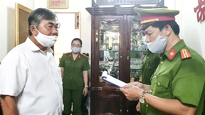 Cảnh sát tống đạt quyết định khởi tố bị can, thực thi lệnh bắt tạm giam đối với ông Nguyễn Chí Hiến. 