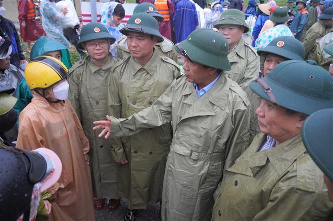 Phó Thủ tướng Lê Văn Thành cùng đoàn công tác kiểm tra tình hình khắc phục thiệt hại sau trận lốc xoáy chiều ngày 27/9 tại thị trấn Cửa Việt, huyện Gio Linh (Quảng Trị). 