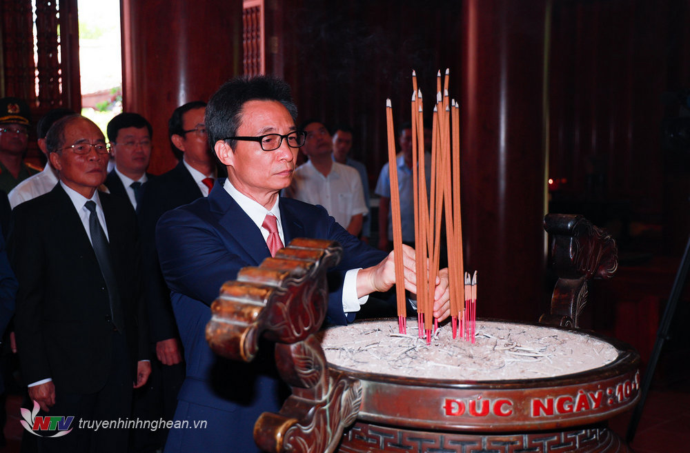 Đồng chí Vũ Đức Đam - Phó Thủ tướng Chính phủ dâng hương tưởng niệm Chủ tịch Hồ Chí Minh. 