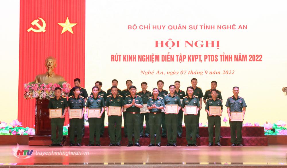 tá Đại tá Phan Đại Nghĩa, Chỉ huy trưởng Bộ CHQS tỉnh và Đại tá Pham Văn Đông Chính ủy Bộ CHQS tỉnh tặng giấy khen cho các tập thể có thành tích xuất sắc trong diễn tập.