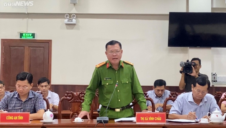 Thượng tá Võ Văn Bộ, Trưởng Công an thị xã Vĩnh Châu, tỉnh Sóc Trăng trả lời tại họp báo. 