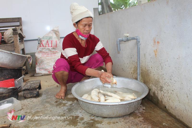 Nếu như món bánh đa thường thấy được làm từ nguyên liệu bột gạo thì bánh đa của bà con Hùng Sơn được làm từ sắn mì loại ngon người dân tự trồng