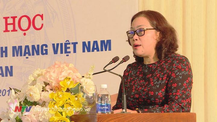Đ/c Nguyễn Thị Thu Hường - Trưởng ban Tuyên giáo Tỉnh ủy phát biểu tại hội thảo.