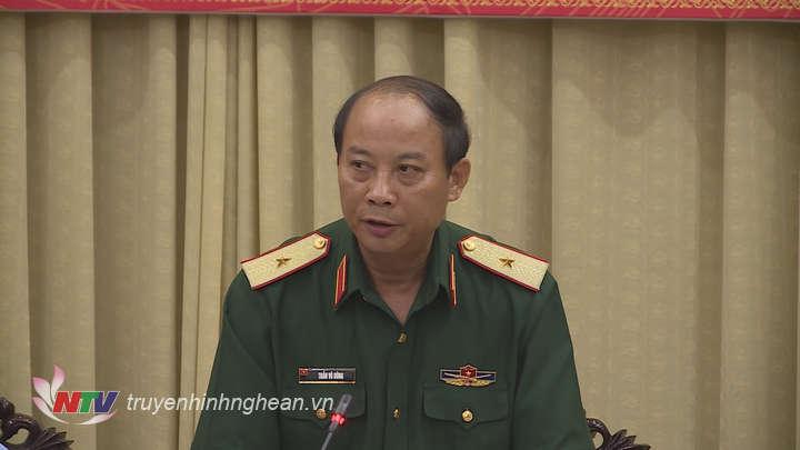 Đồng chí Thiếu tướng Trần Võ Dũng - Bí thư Đảng ủy, Chính ủy Quân khu 4 phát biểu tại hội nghị. 