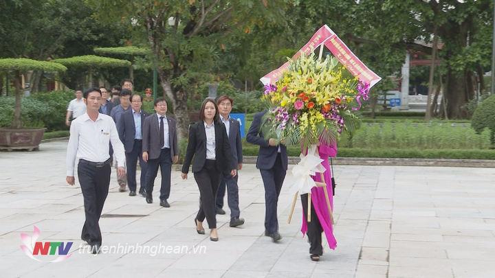 Đoàn đại biểu tỉnh Gyeonggi - Hàn Quốc dâng hương tưởng niệm Chủ tịch Hồ Chí Minh