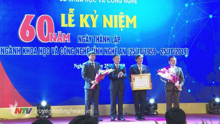 Thừa ủy quyền của Chủ tịch nước, đồng chí Thái Thanh Quý trao Huân chương Lao động hạng Nhất cho Sở KH&CN tỉnh Nghệ An.