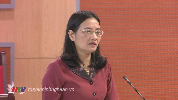 Phó Chủ tịch HĐND tỉnh Cao Thị Hiền phát biểu tại phiên họp.