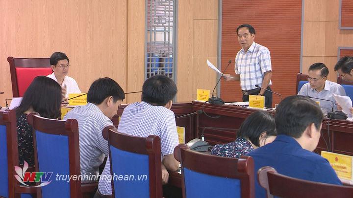 Phó Chủ tịch HĐND tỉnh Hoàng Viết Đường phát biểu tại phiên họp.