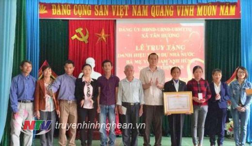  Đại diện lãnh đạo HĐND-UBND huyện Tân Kỳ trao danh hiệu vinh dự Nhà nước “Bà mẹ Việt Nam Anh hùng” cho thân nhân gia đình.