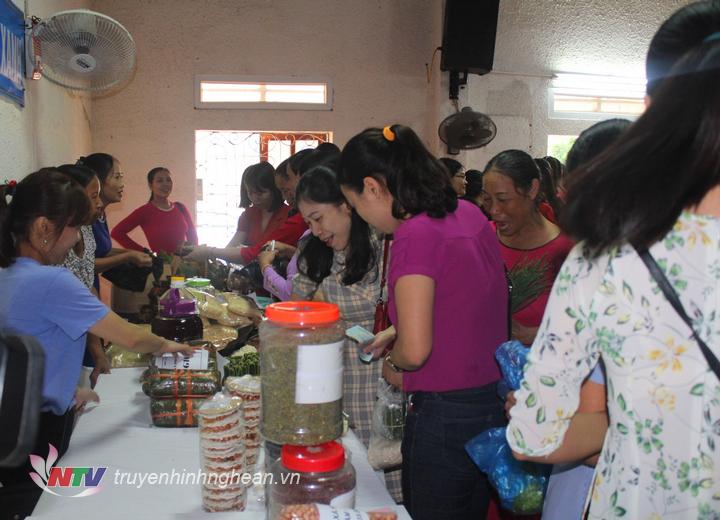 Đông đảo chị em phụ  nữ tham gia gian hàng  thực phẩm xanh.