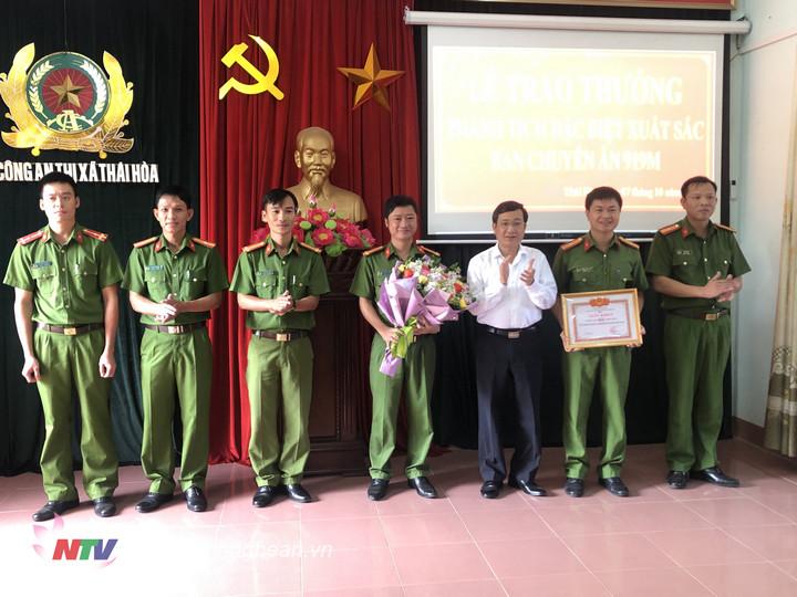 Thái Hòa trao thưởng Chuyên án bắt đối tượng tàng trữ 3.000 viên ma túy tổng hợp