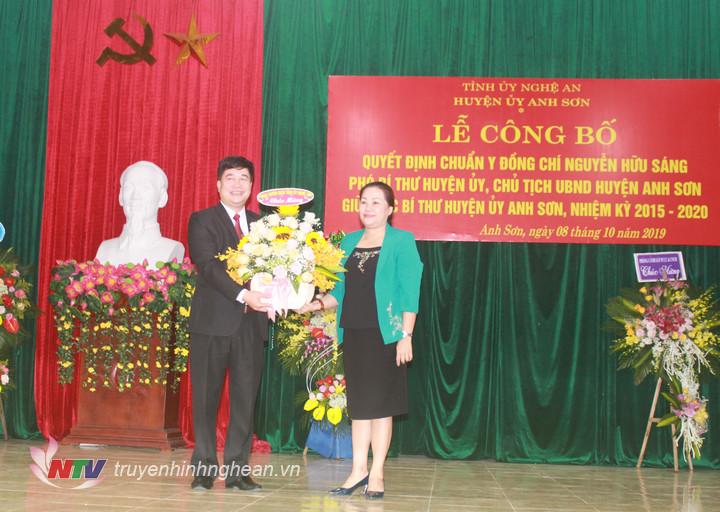 Đồng chí Nguyễn Thị Thu Hường - Ủy viên Ban Thường vụ, Trưởng ban Tuyên giáo Tỉnh ủy tặng hoa chúc mừng đồng chí Nguyễn Hữu Sáng. 