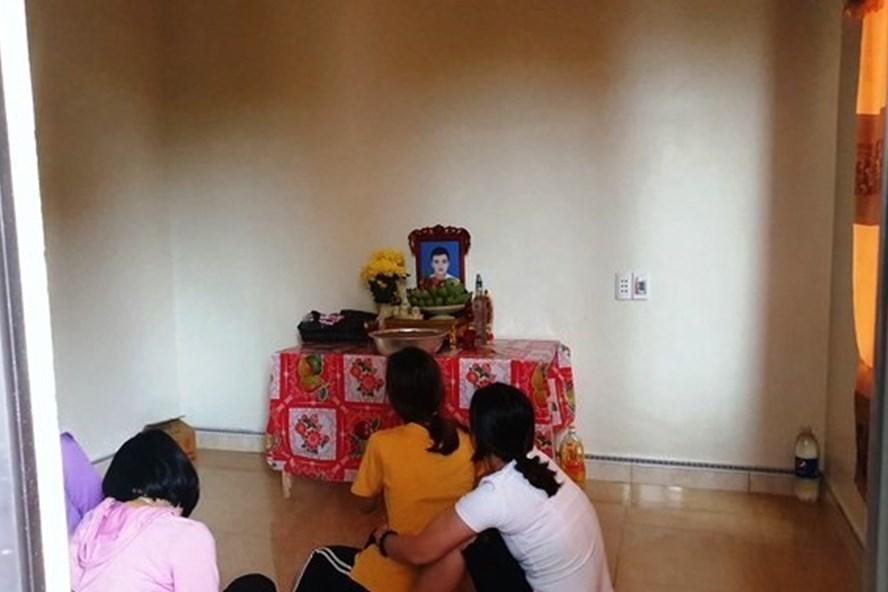 Một gia đình ở xã Đô Thành - Yên Thành - Nghệ An lập bàn thờ vọng người thân nghi tử vong ở Anh. Ảnh: TH