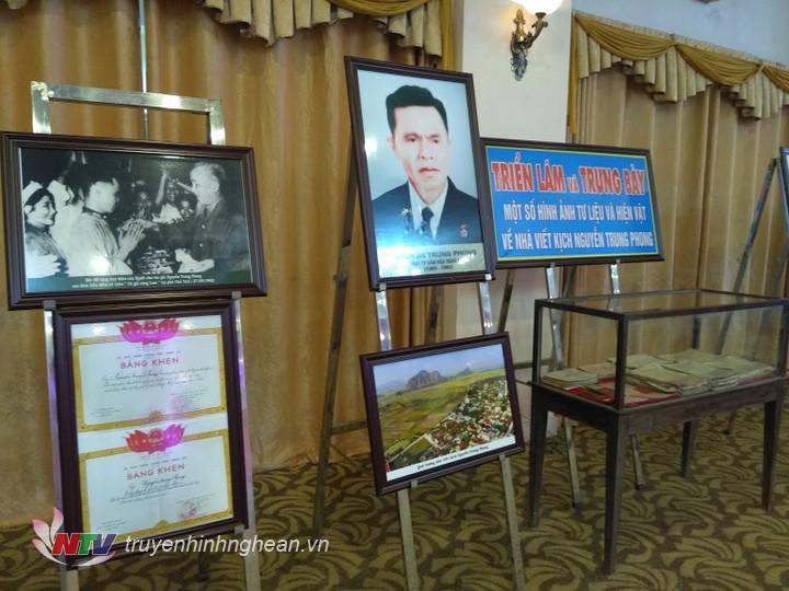 Triển lãm những bức ảnh, giải thưởng và các kịch bản của Nguyễn Trung Phong.