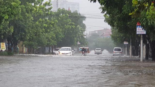 Nhiều tuyến đường TP Vinh bị ngập trong đợt mưa lớn ngày 16/10.