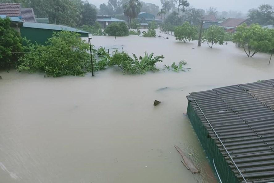 Nước mênh mông ngập nhà dân ở xã Cẩm Vịnh, huyện Cẩm Xuyên, Hà Tĩnh.