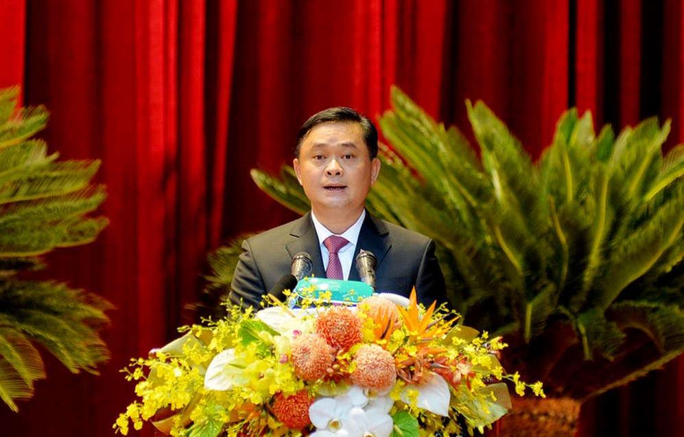 Đồng chí Thái Thanh Quý – Ủy viên Dự khuyết Trung ương Đảng, Bí thư Tỉnh ủy trình bày Báo cáo chính trị trình Đại hội khóa XIX.