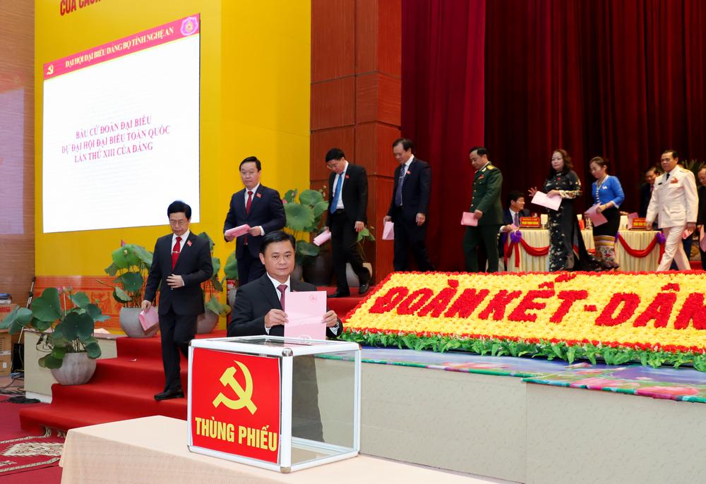 Các đại biểu bỏ phiếu bầu nhân sự Đoàn đại biểu dự Đại hội đại biểu toàn quốc lần thứ XIII của Đảng.