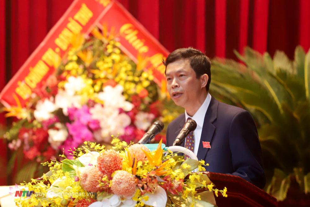 Đồng chí Vương Quang Minh - Bí thư Huyện ủy Quỳ Châu phát biểu tham luận. 