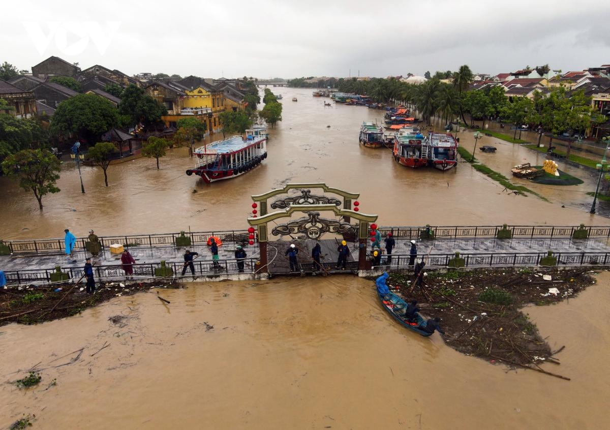 Nước ngập nhà dân tại phố cổ Hội An, Quảng Nam.