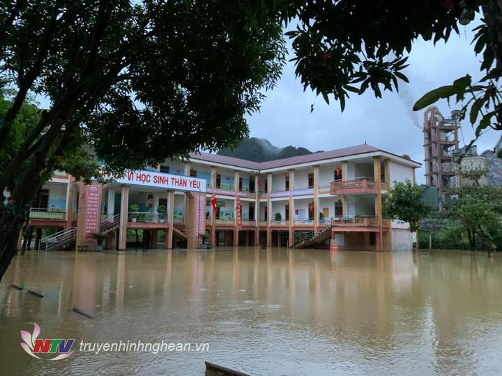 Trường Tiểu học Hội Sơn (cơ sở 2), huyện Anh Sơn bị ngập sáng nay.