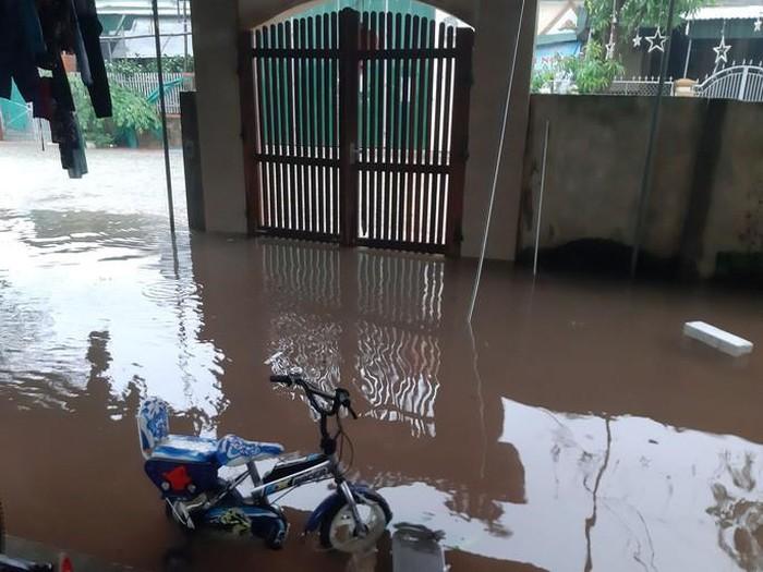 Nước tràn vào nhà người dân phải di dời đồ đạc trong đêm 29-10 ở huyện Thanh Chương