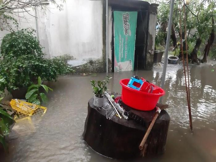 Mưa lớn khiến các tuyến đường tại TP Vinh sáng ngày 30-10 ngập