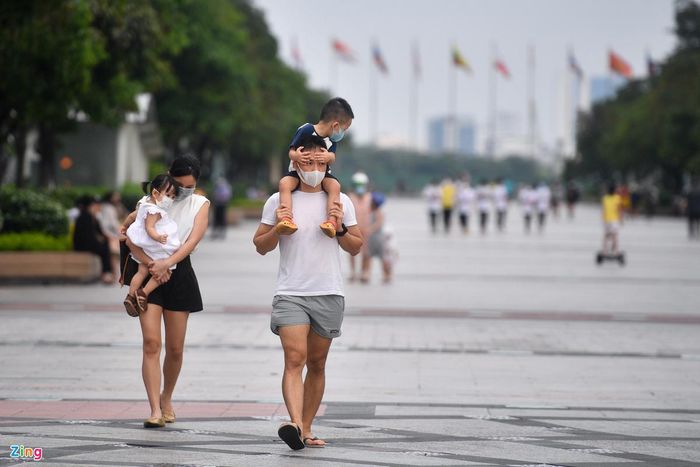 Một gia đình ở TP.HCM đưa con đến phố đi bộ Nguyễn Huệ đi dạo khi thành phố mở cửa. Ảnh: Duy Hiệu.