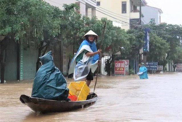 Người dân huyện Lệ Thủy (Quảng Bình) phải dùng thuyền để di chuyển