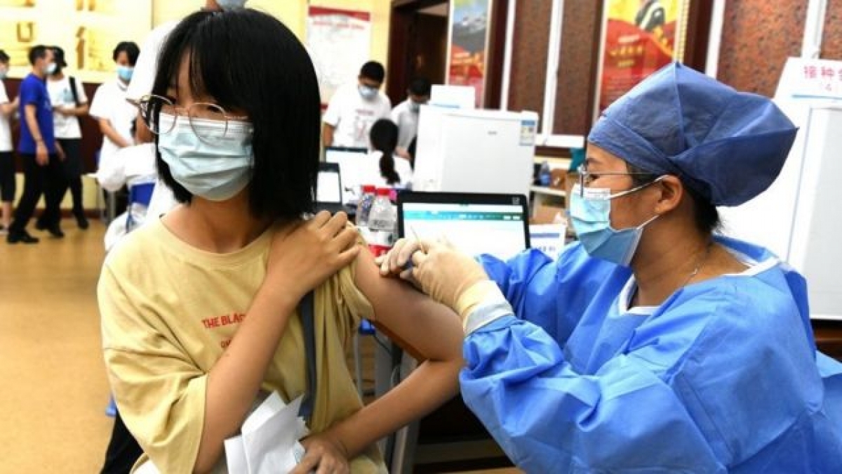 Một học sinh Trung Quốc được tiêm vaccine phòng Covid-19