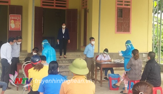 Cán bộ y tế đang lấy mẫu xét nghiệm tại xóm 3 Tràng Sơn Đô Lương
