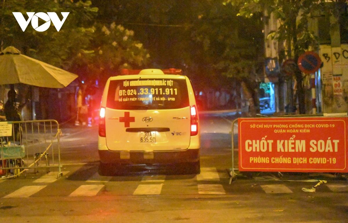 Xe cứu thương đưa người liên quan ca COVID-19 ở Bệnh viện Việt Đức vào khu cách ly.