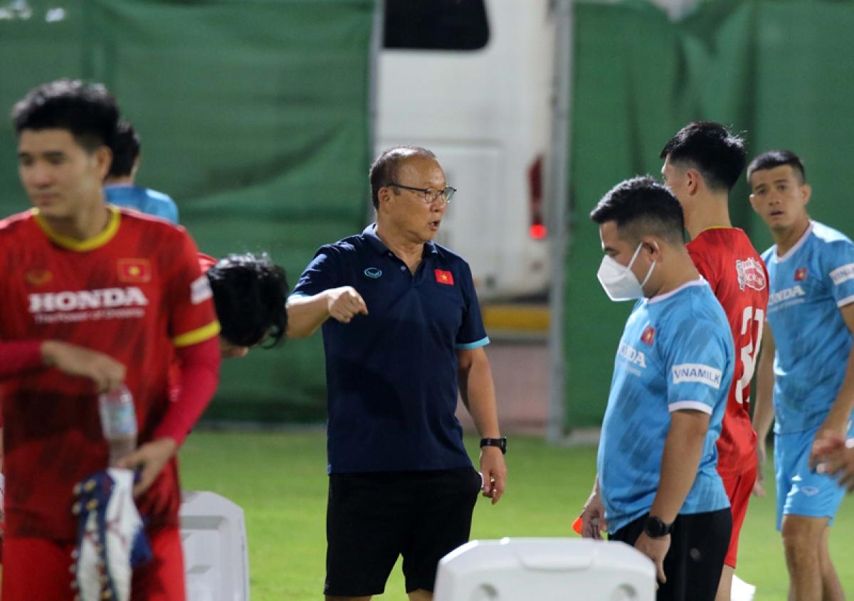 HLV Park Hang Seo cho ĐT Việt Nam đấu đối kháng (Ảnh: VFF).