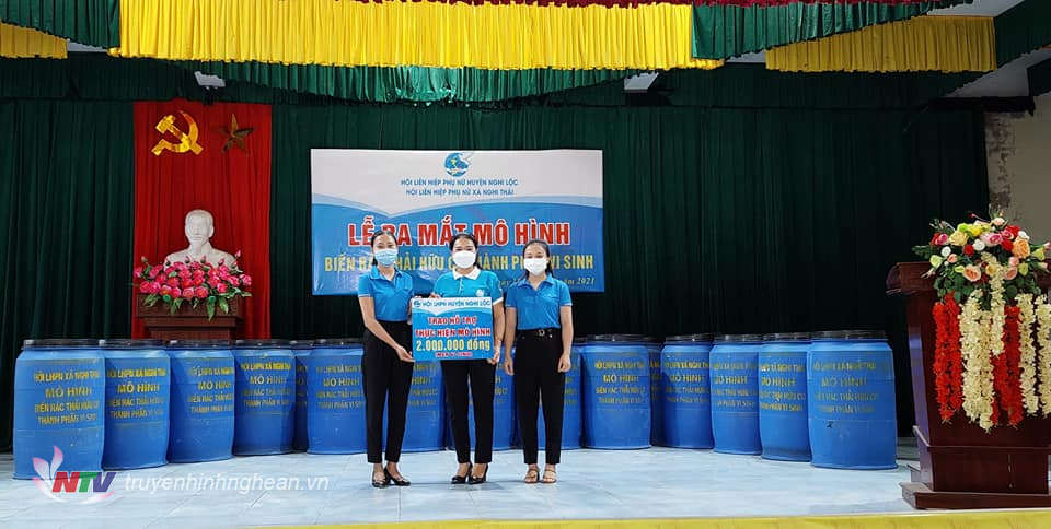 Hội LHPN huyện Nghi Lộc trao 2 triệu đồng  hỗ trợ mô hình mua men vi sinh.