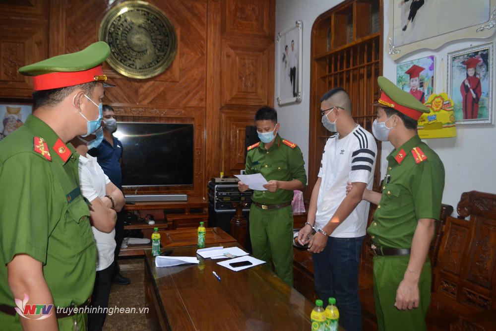 Lực lượng Công an thi hành lệnh tạm giữ người trong trường hợp khẩn cấp đối với Đào Xuân Tân và tiến hành khám nhà ở của đối tượng Đào Thế Hồng