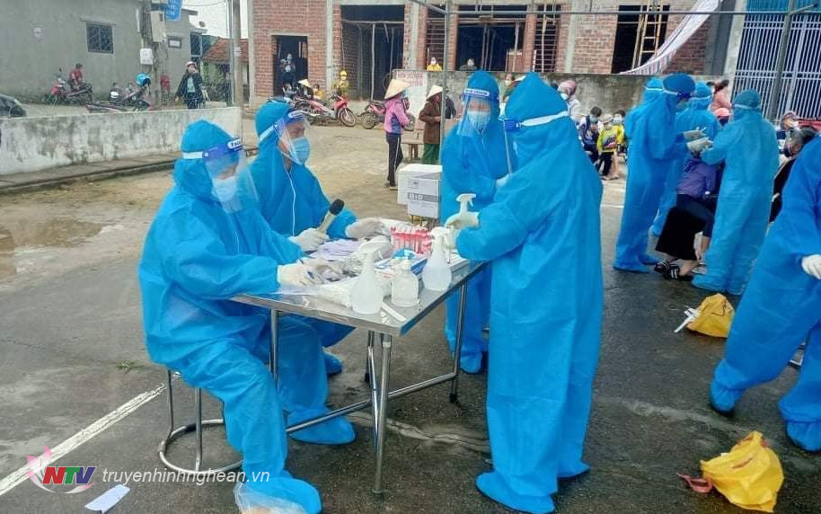 Nhân viên y tế lấy mẫu xét nghiệm cho người dân huyện Quỳnh Lưu.