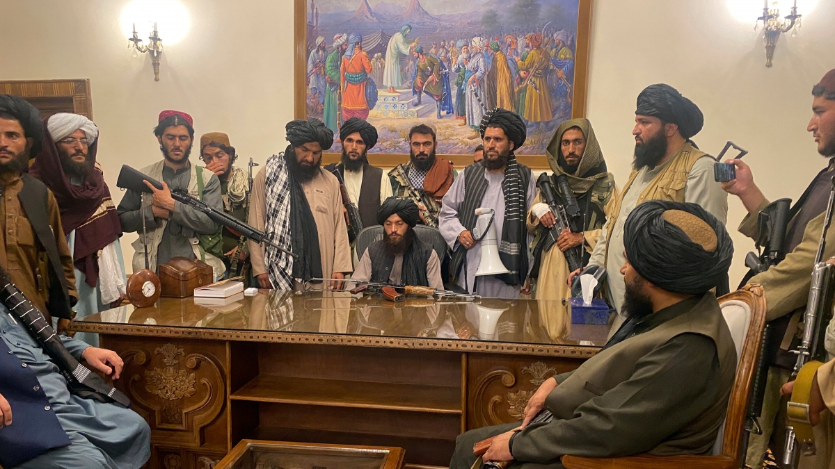 Các thành viên Taliban trong dinh tổng thống sau khi tiếp quản thủ đô Kabul ngày 15/8/2021. Ảnh: AP